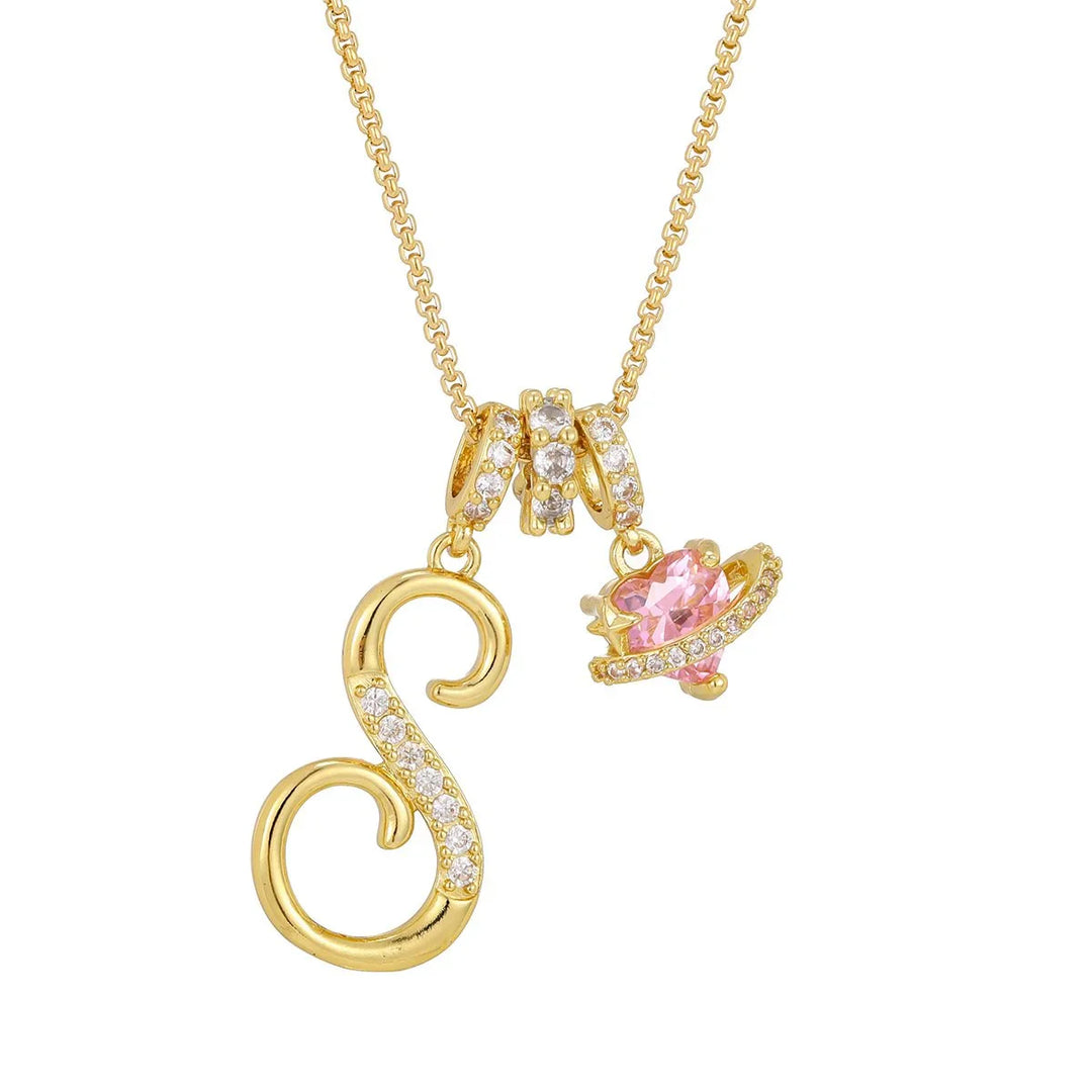 Nerute - イニシャルレターネックレス（ピンクハートチャーム付き）