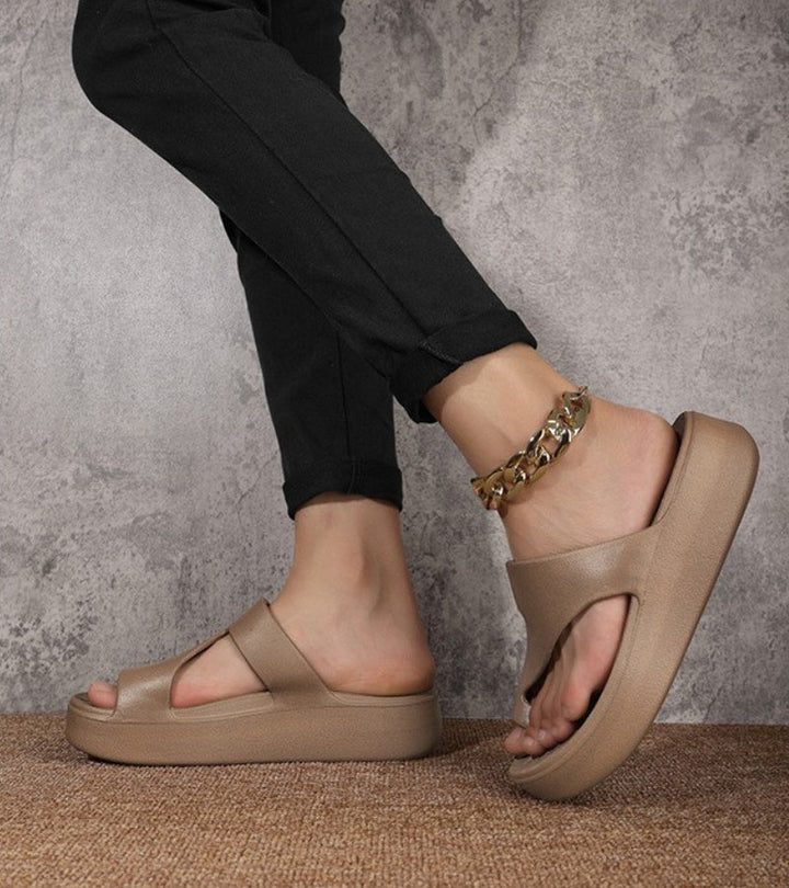 Vlasta - つま先ループ付きクッション入りプラットフォームサンダル