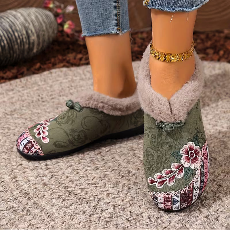 Estila - 花柄の刺繍とふわふわの縁取りが特徴のスリッパ