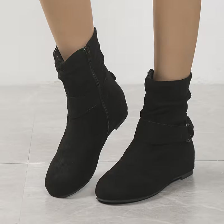 Belynda - バックルストラップ付き ルーズフィット ウェッジアンクルブーツ