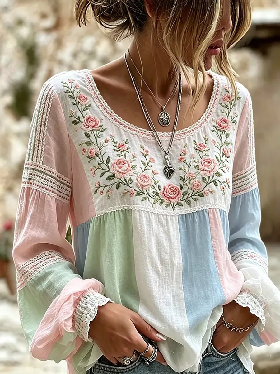 Esraa - 首元に花の刺繍が施されたリネンブラウス