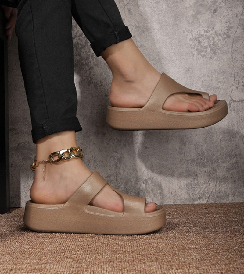 Vlasta - つま先ループ付きクッション入りプラットフォームサンダル
