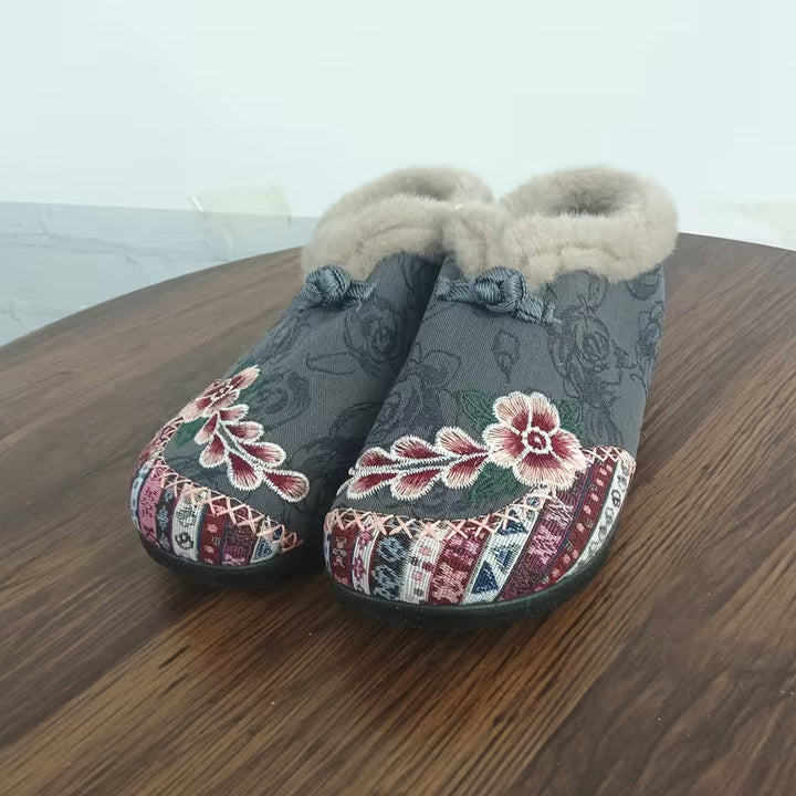 Estila - 花柄の刺繍とふわふわの縁取りが特徴のスリッパ