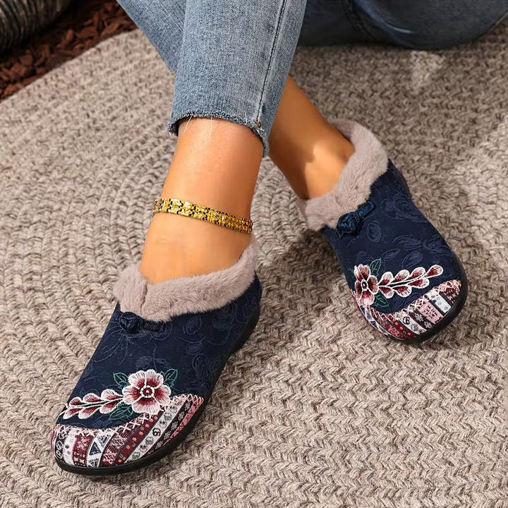 Estila - 花柄の刺繍とふわふわの縁取りが特徴のスリッパ