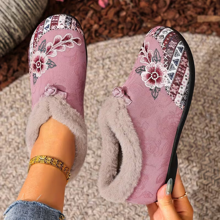 Estila - 花柄の刺繍とふわふわの縁取りが特徴のスリッパ