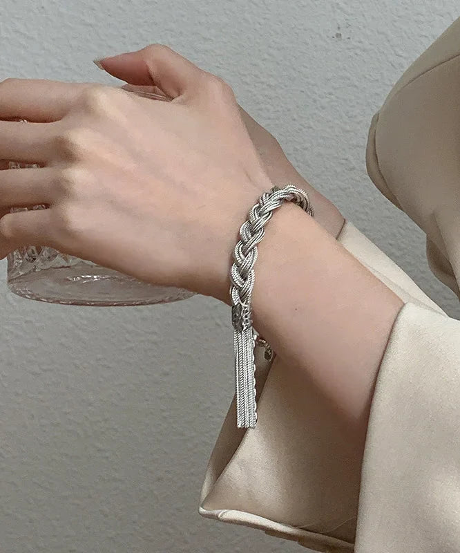 Mazie - タッセル付きシルクシルバー織りチャームブレスレット