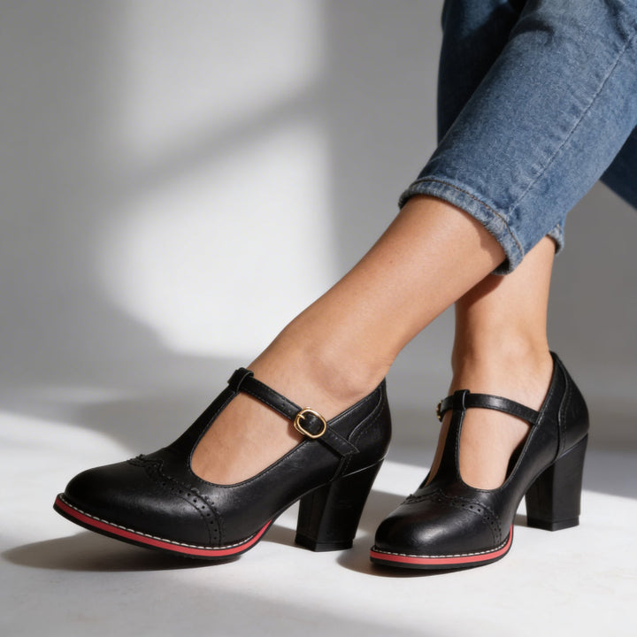 Fiorella - クラシックなバックルストラップ付きミドルヒールパンプス