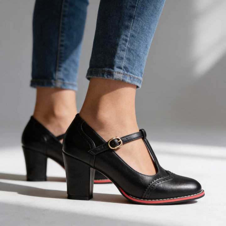 Fiorella - クラシックなバックルストラップ付きミドルヒールパンプス